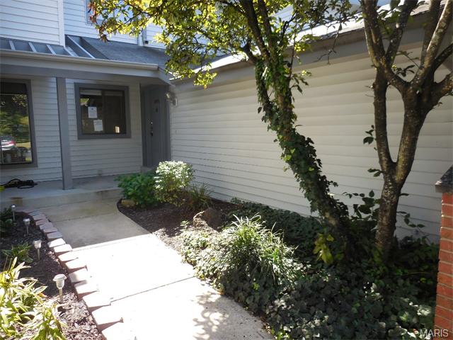 636 Walnut Ridge Dr, Ballwin, MO 63021 photo 2