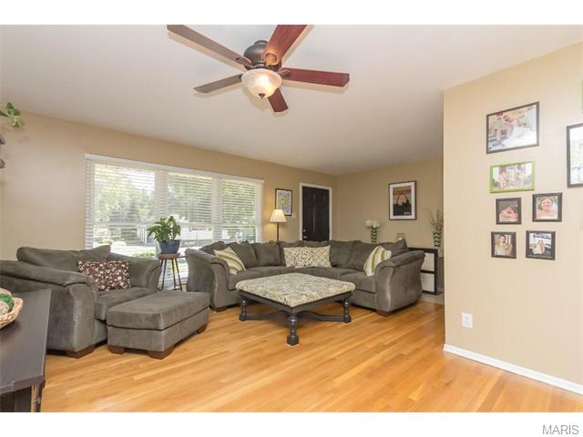 907 Brookvale Ter, Ballwin, MO 63021 photo 2
