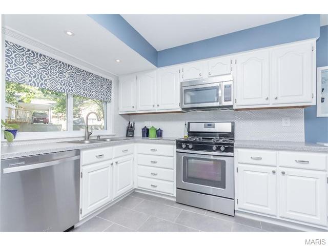 907 Brookvale Ter, Ballwin, MO 63021 photo 8