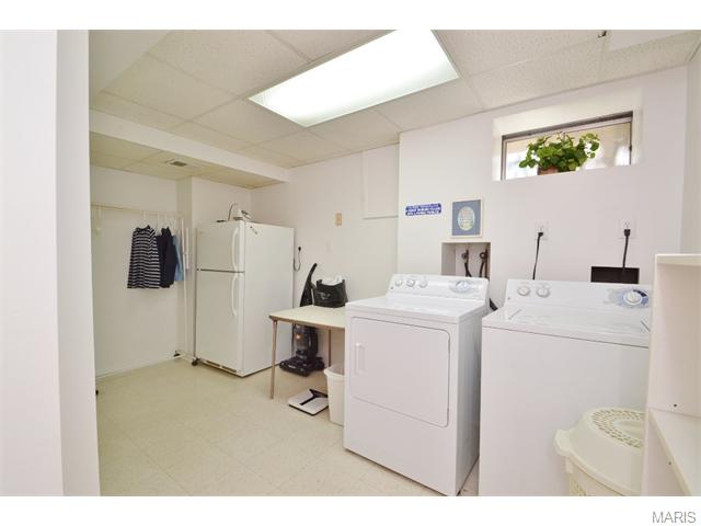 923 Imperial Pt, Ballwin, MO 63021 photo 21