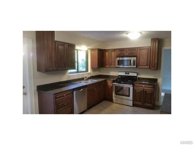 679 Crowsnest Dr, Ballwin, MO 63021 photo 2