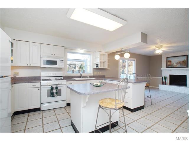 418 Dennison Estates Dr, Ballwin, MO 63021 photo 3