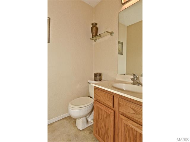 1055 Oak Glen Cir, Ballwin, MO 63021 photo 9