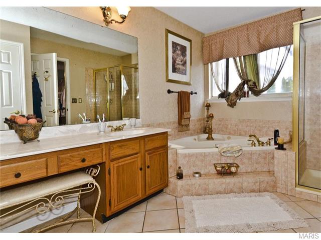 1055 Oak Glen Cir, Ballwin, MO 63021 photo 13
