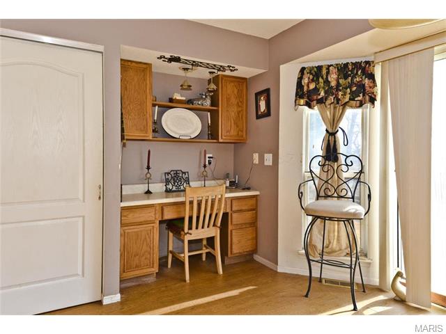1055 Oak Glen Cir, Ballwin, MO 63021 photo 8