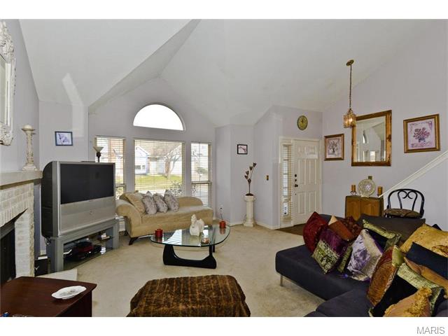 1055 Oak Glen Cir, Ballwin, MO 63021 photo 4
