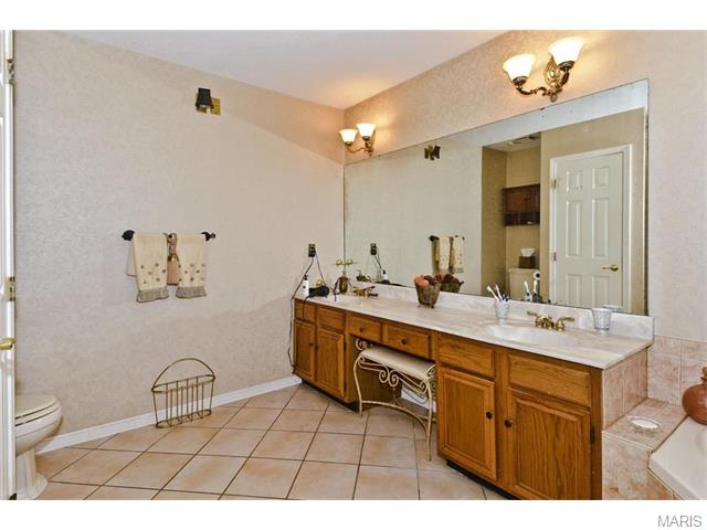 1055 Oak Glen Cir, Ballwin, MO 63021 photo 14