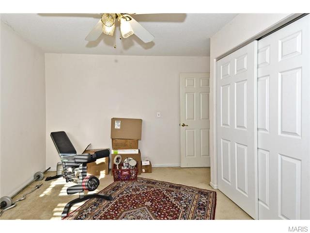 1055 Oak Glen Cir, Ballwin, MO 63021 photo 17