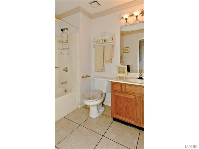 1055 Oak Glen Cir, Ballwin, MO 63021 photo 20
