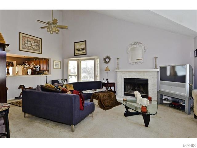 1055 Oak Glen Cir, Ballwin, MO 63021 photo 2