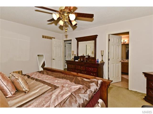 1055 Oak Glen Cir, Ballwin, MO 63021 photo 12
