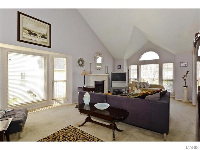 1055 Oak Glen Cir, Ballwin, MO 63021 photo 3
