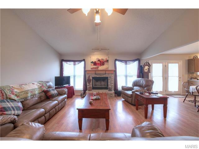 1912 Wales Dr, O'fallon, MO 63366 photo 9