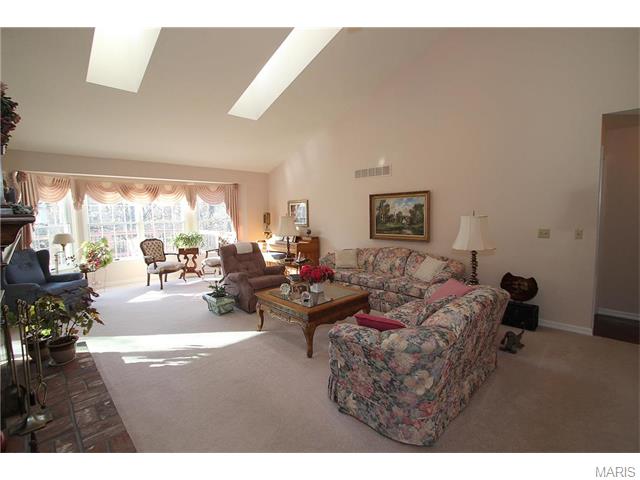611 Carman Forest Ln, Ballwin, MO 63021 photo 2