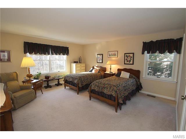 611 Carman Forest Ln, Ballwin, MO 63021 photo 16