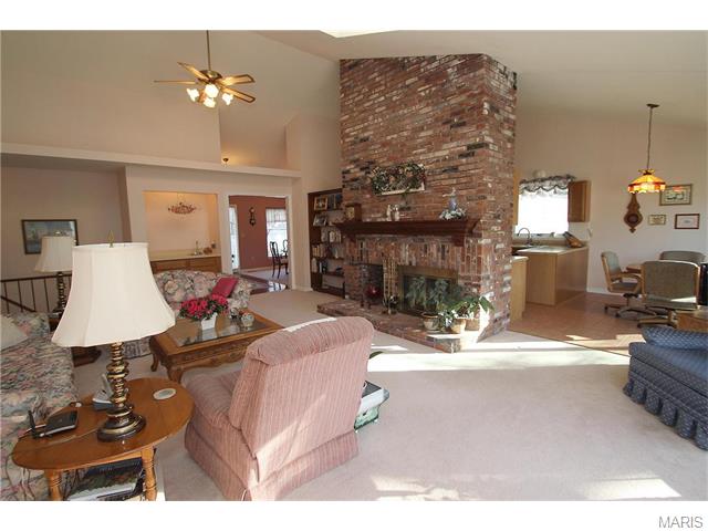 611 Carman Forest Ln, Ballwin, MO 63021 photo 3