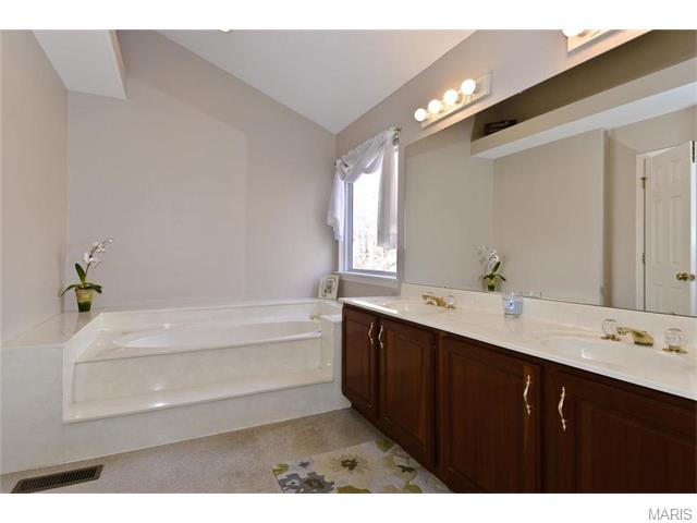 852 Castle Pines Dr, Ballwin, MO 63021 photo 17