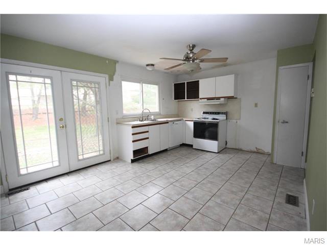930 Napoli Dr, Ballwin, MO 63021 photo 4