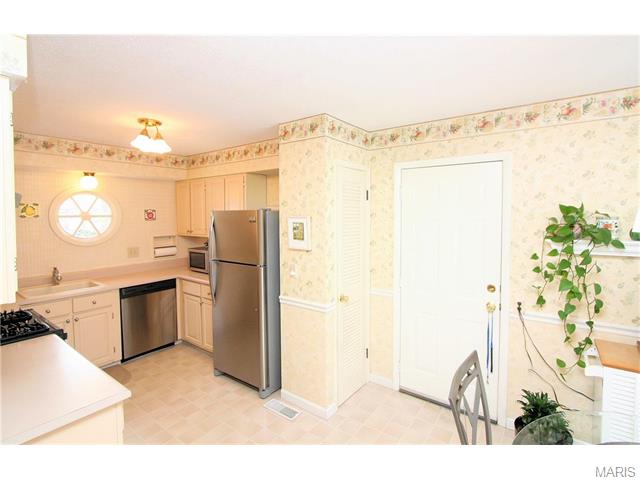 825 Limoge Dr, Ballwin, MO 63021 photo 9