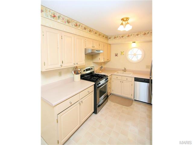 825 Limoge Dr, Ballwin, MO 63021 photo 12
