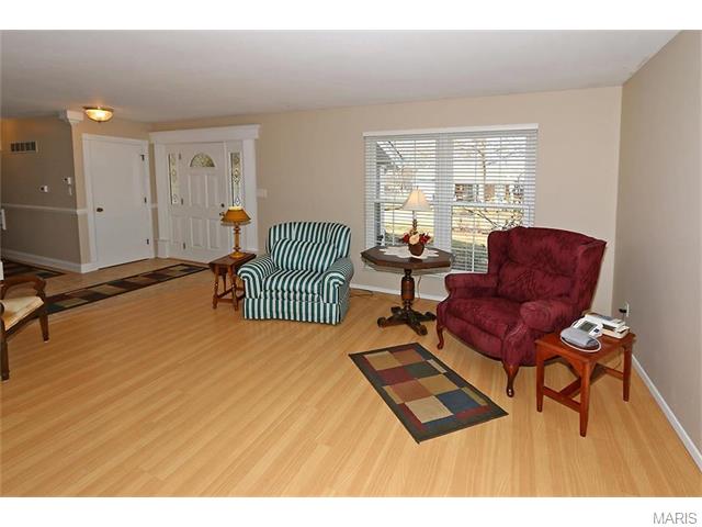 698 Woodrun Ct, Ballwin, MO 63021 photo 5