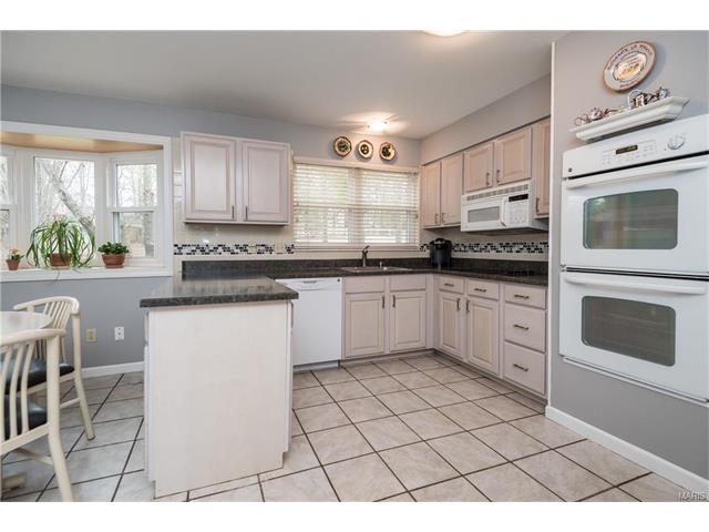 335 Glan Tai Dr, Ballwin, MO 63011 photo 7