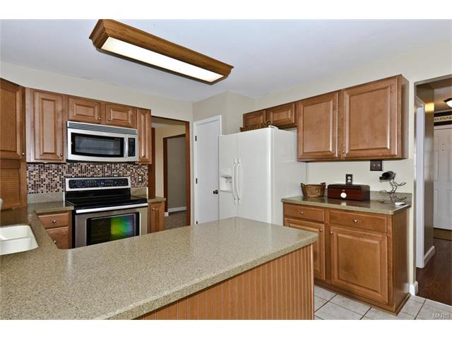 1012 Columbard Dr, Ballwin, MO 63021 photo 9