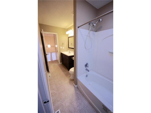 136 Carmel Woods Dr, Ellisville, MO 63021 photo 16