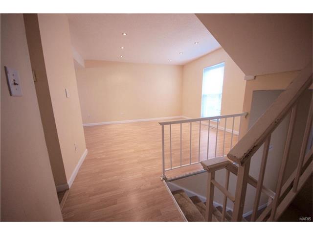 136 Carmel Woods Dr, Ellisville, MO 63021 photo 4