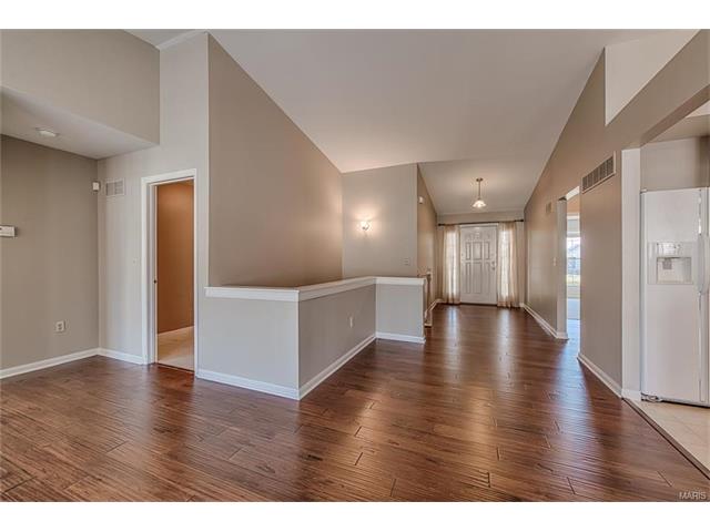 692 Hawk Run Dr, O'fallon, MO 63368 photo 3