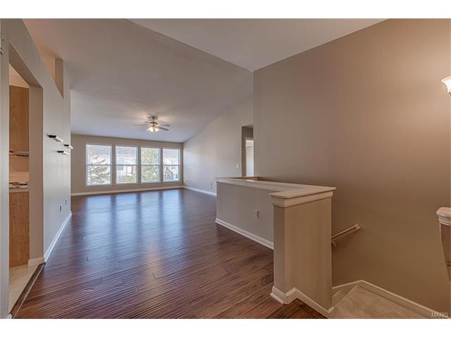 692 Hawk Run Dr, O'fallon, MO 63368 photo 2