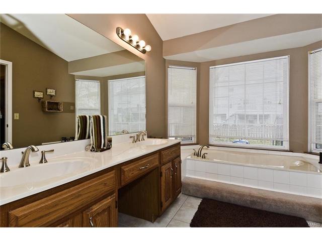 211 Ballyshannon Ct, Ballwin, MO 63021 photo 12
