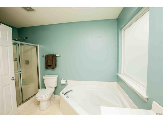 814 Lauralee Dr, O'fallon, MO 63366 photo 9