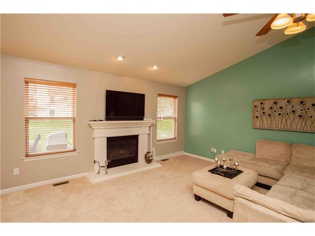 814 Lauralee Dr, O'fallon, MO 63366 photo 6