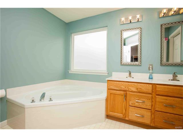 814 Lauralee Dr, O'fallon, MO 63366 photo 8