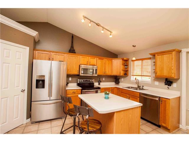 814 Lauralee Dr, O'fallon, MO 63366 photo 3