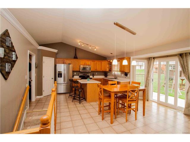814 Lauralee Dr, O'fallon, MO 63366 photo 4