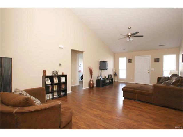 318 Hawks View Dr, O'fallon, MO 63368 photo 2