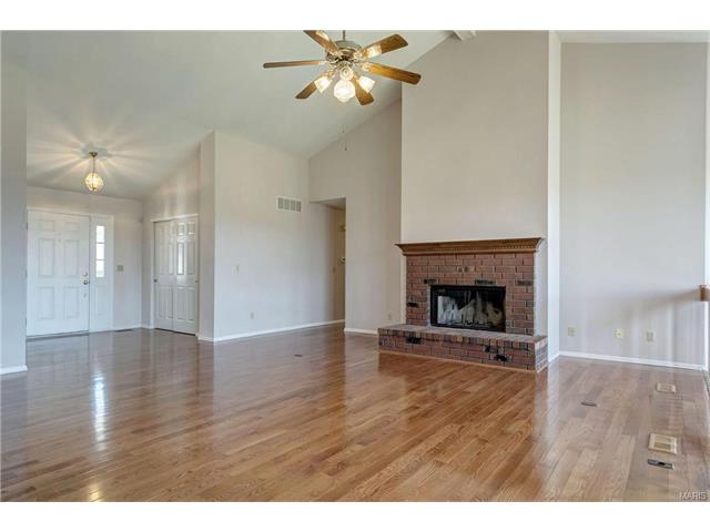 932 Timber Glen Ln, Ballwin, MO 63021 photo 4