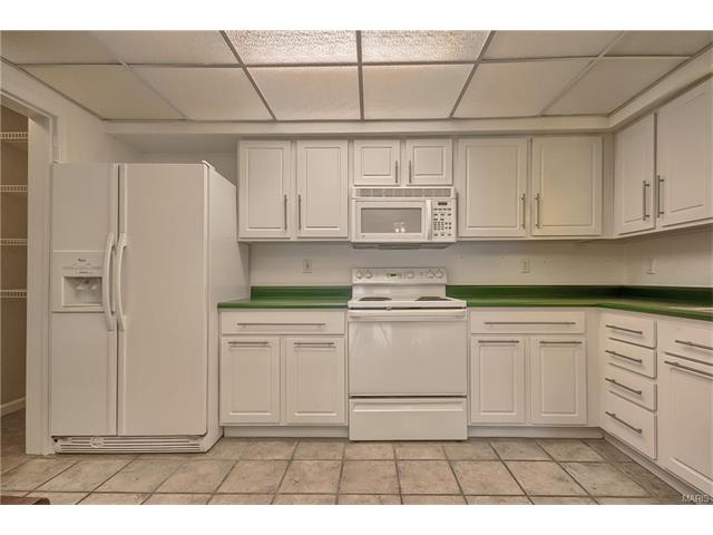 100 Towne Square Ct #B, Eureka, MO 63025 photo 2