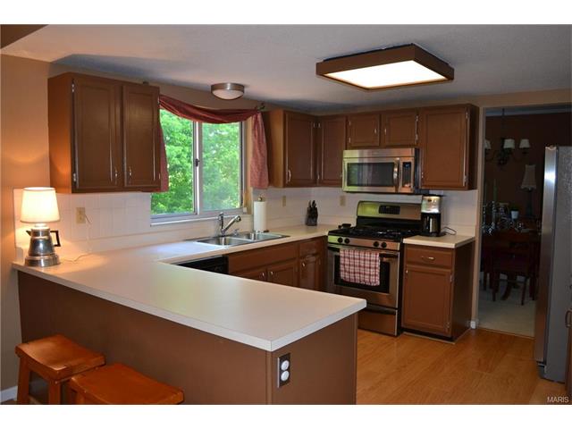 1584 Greenfield Xing, Ballwin, MO 63021 photo 4