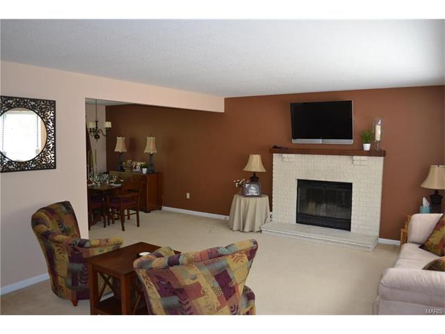 1584 Greenfield Xing, Ballwin, MO 63021 photo 2