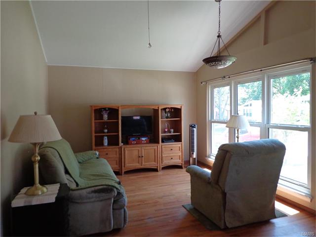 417 Ballwin Ave, Ballwin, MO 63021 photo 2