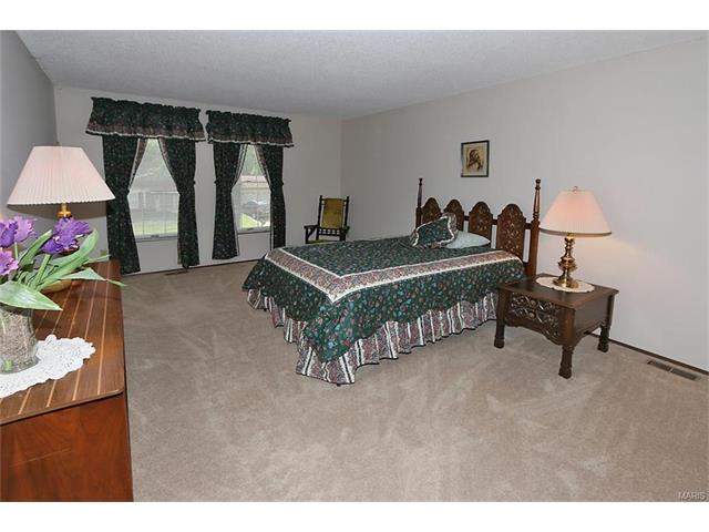 555 Windsor Mill Dr, Ballwin, MO 63011 photo 18