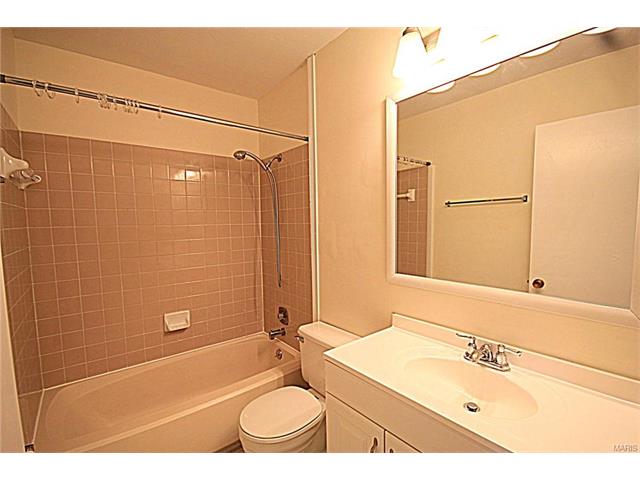 818 Eaglebrooke Dr, Ballwin, MO 63021 photo 14