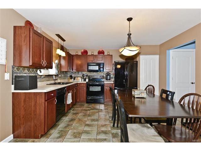 420 Red Coat, O'fallon, MO 63366 photo 2