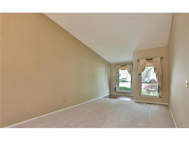 160 Kehrs Mill Bend Dr, Ballwin, MO 63011 photo 4