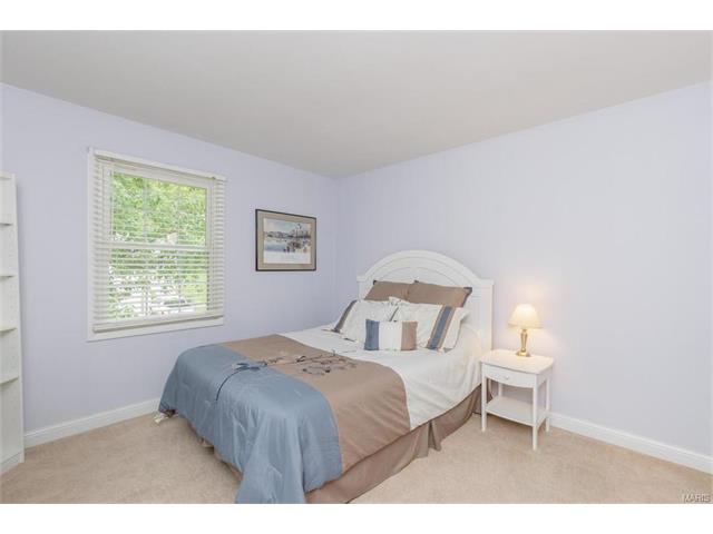902 Pontoison, Ballwin, MO 63021 photo 34