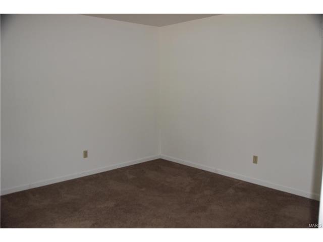 300 Croydon Ln, Ballwin, MO 63021 photo 10