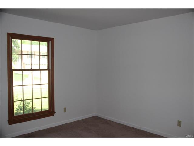 300 Croydon Ln, Ballwin, MO 63021 photo 17